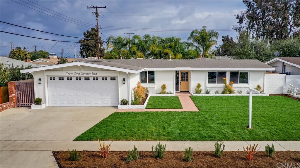 a view of a house with a yard
