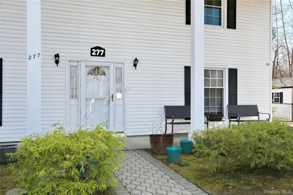 a view of a house with backyard and garden