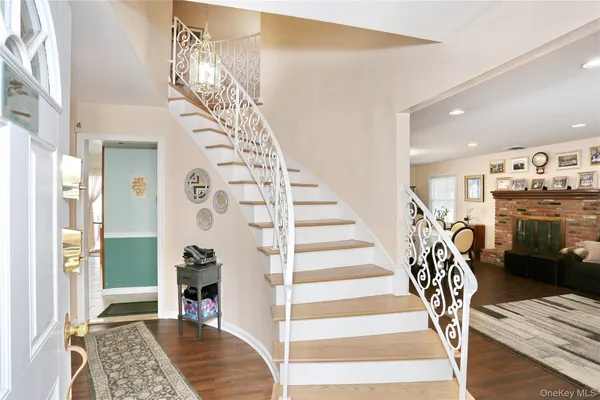 a view of entryway with livingroom