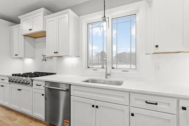 $1,100,000 | 91 Raymond Road, Auburn, NH 03032