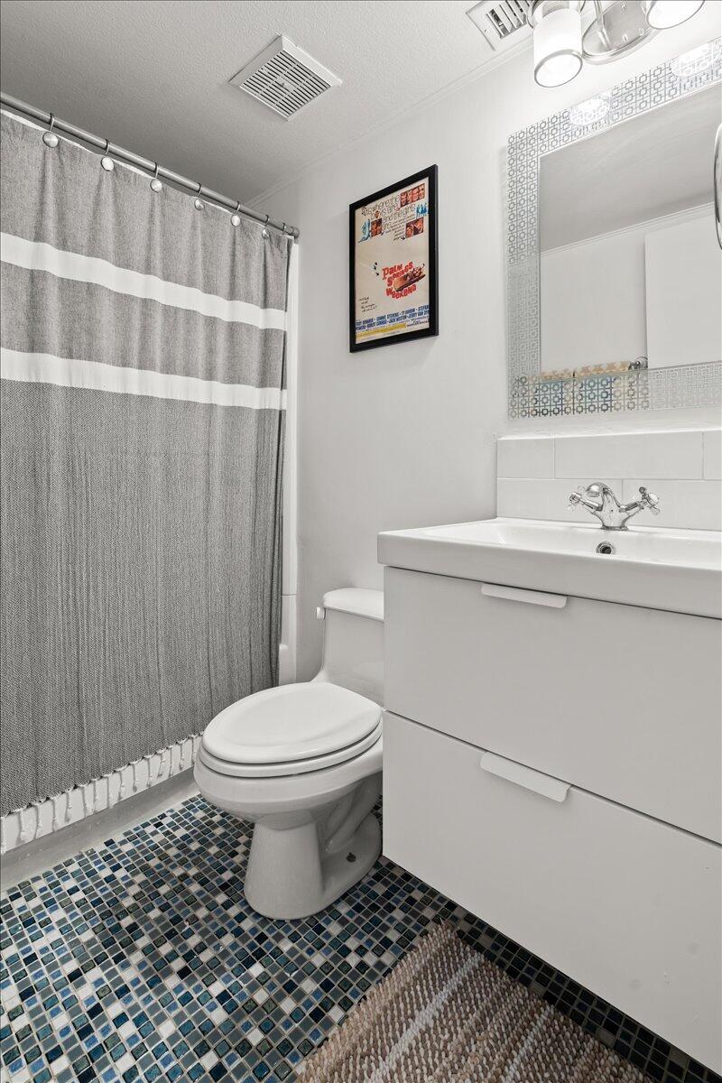 2236 North Victoria Road Palm Springs, CA 92262 - Photo 23 of 40 a bathroom with a toilet a sink and a mirror