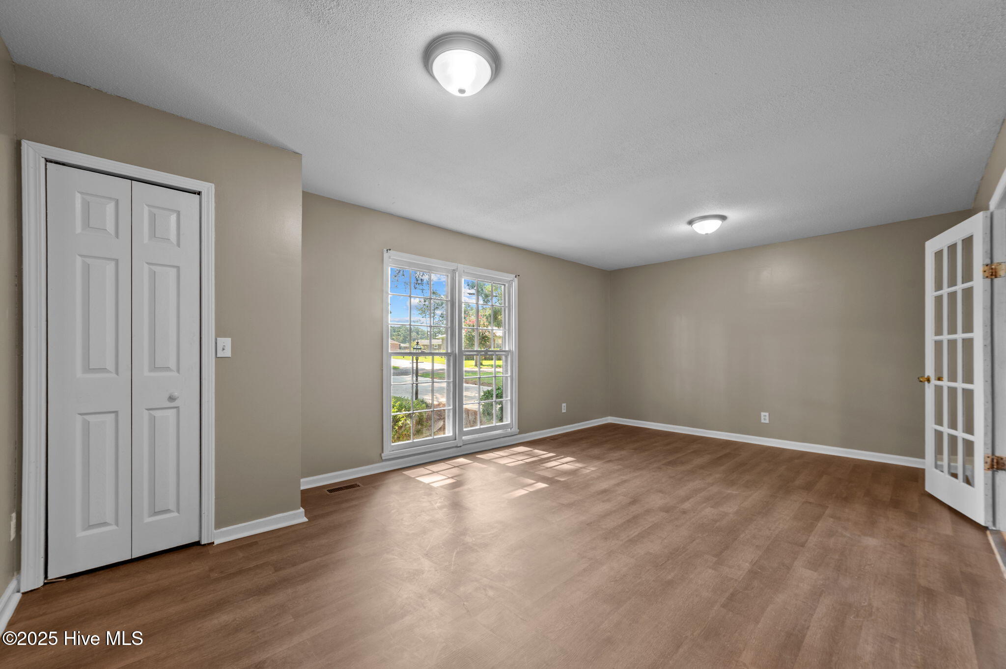 802 Eagle Road Kinston, NC 28501 - Photo 18 of 46 Living Room/Dining Room