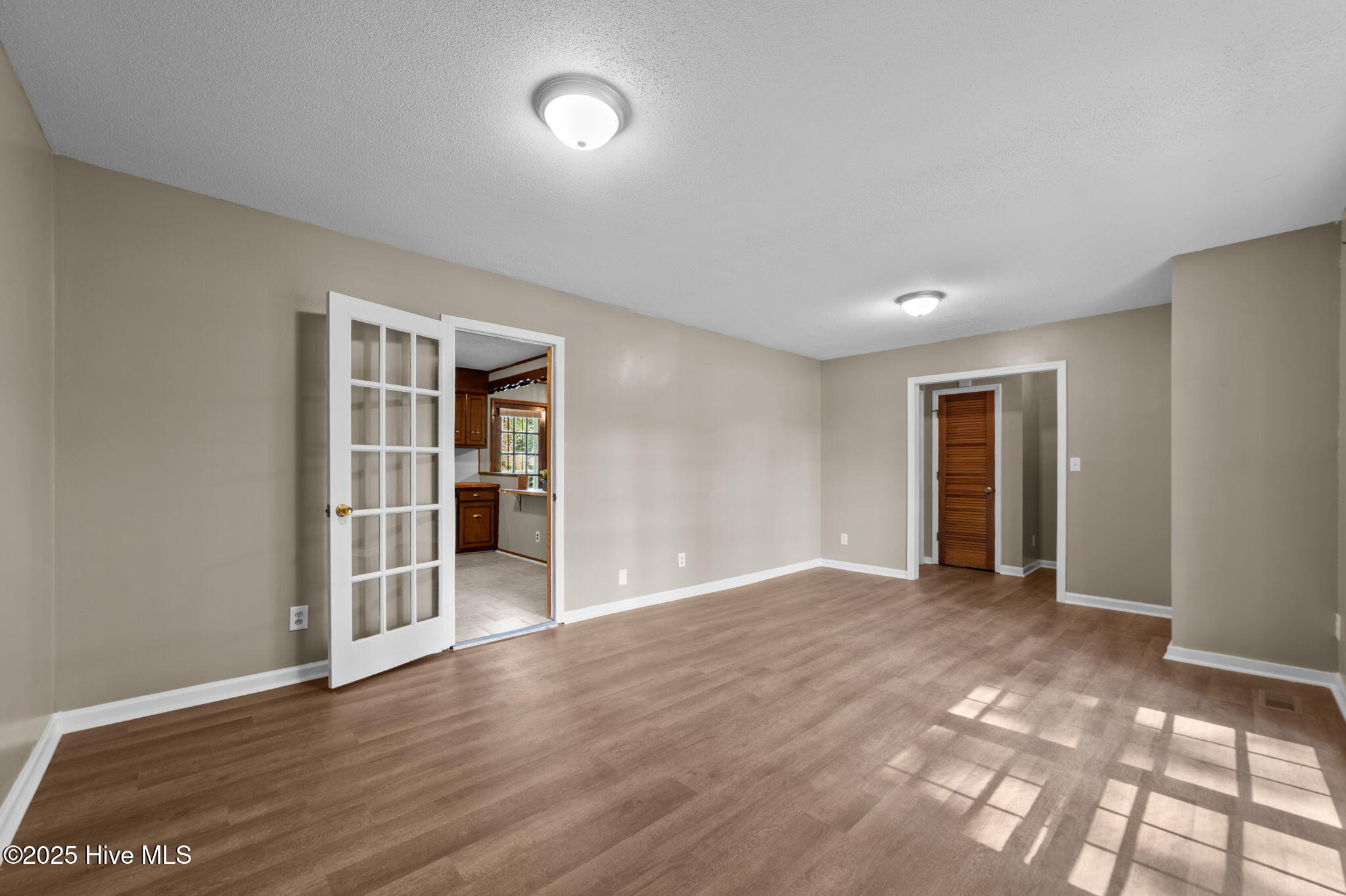 802 Eagle Road Kinston, NC 28501 - Photo 19 of 46 Living Room/Dining Room