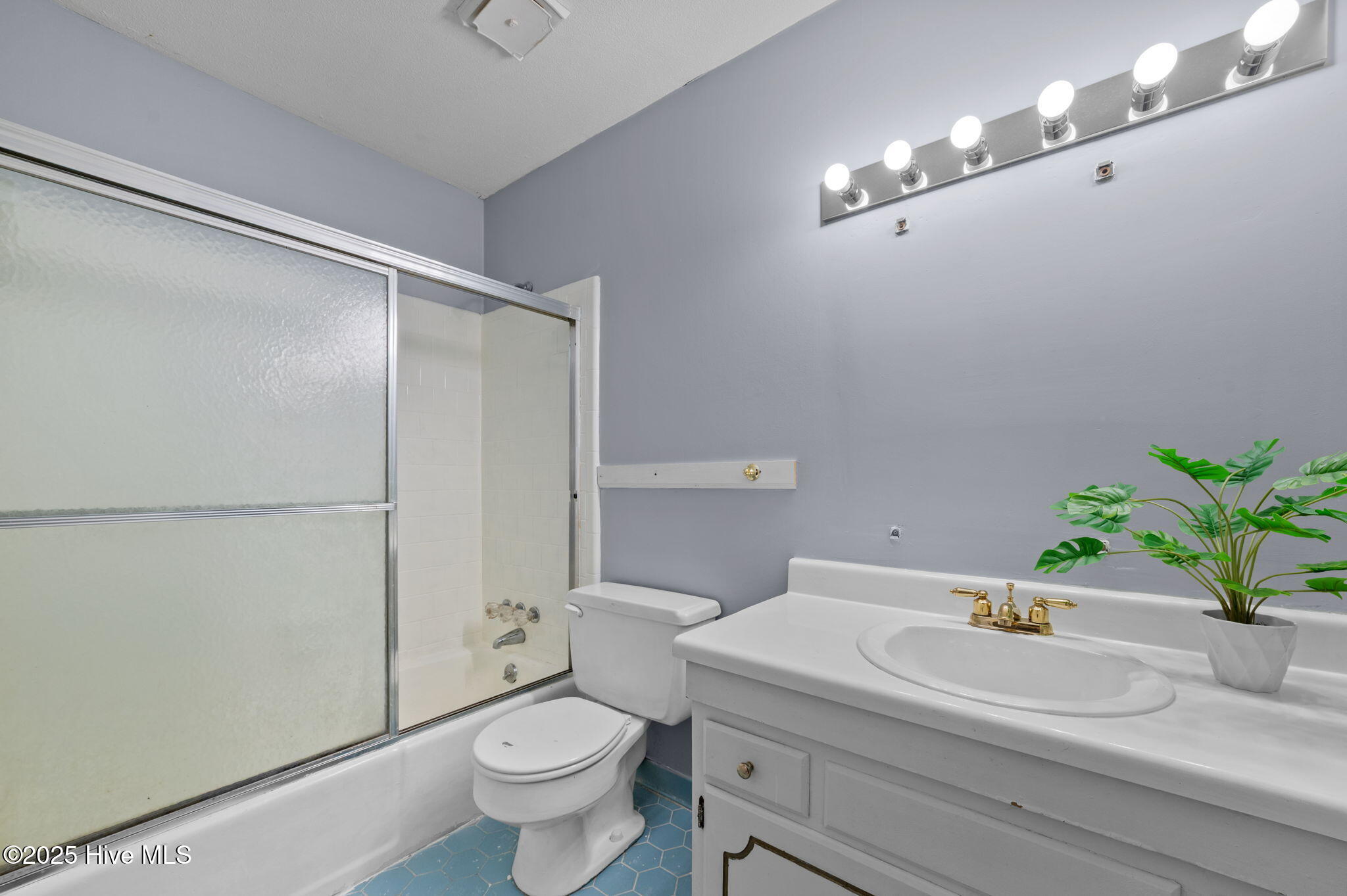 802 Eagle Road Kinston, NC 28501 - Photo 37 of 46 Full bath hallway