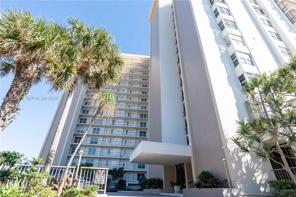 $3,900 | 1021 Hillsboro Mile, Unit 204, Hillsboro Beach, FL 33062