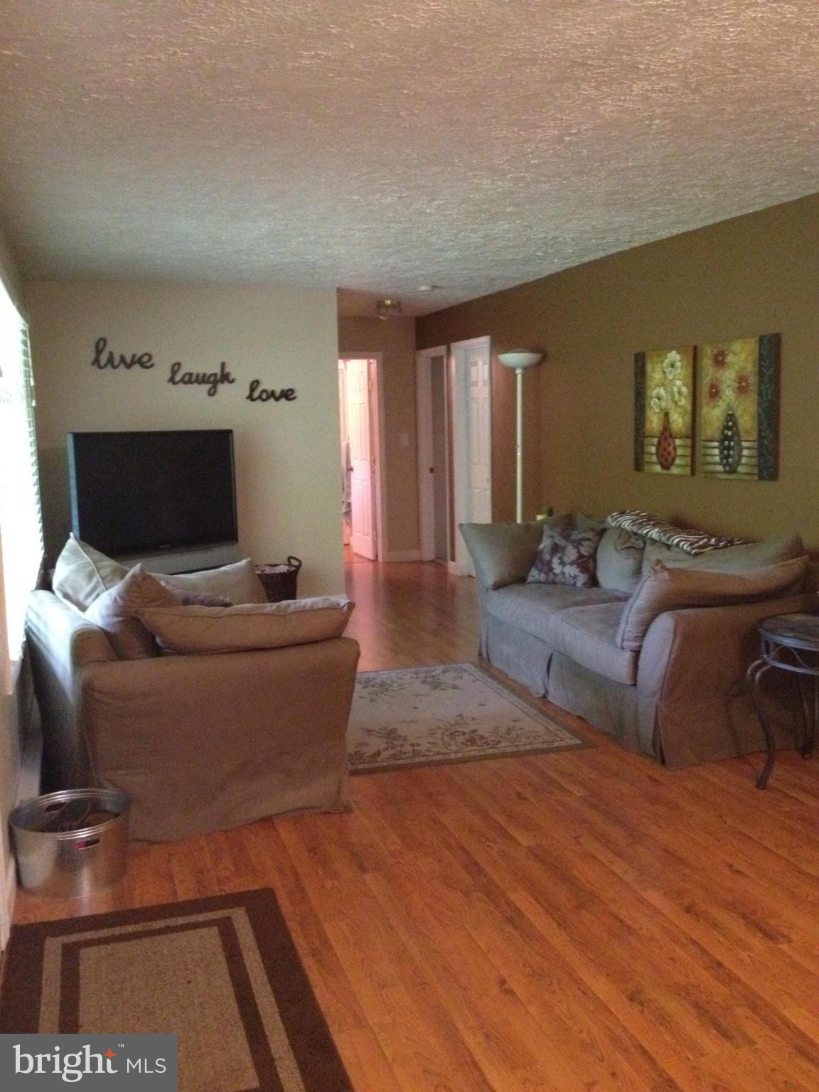 136 Shore Road Arnold, MD 21012 - Photo 4 of 8 Living Room