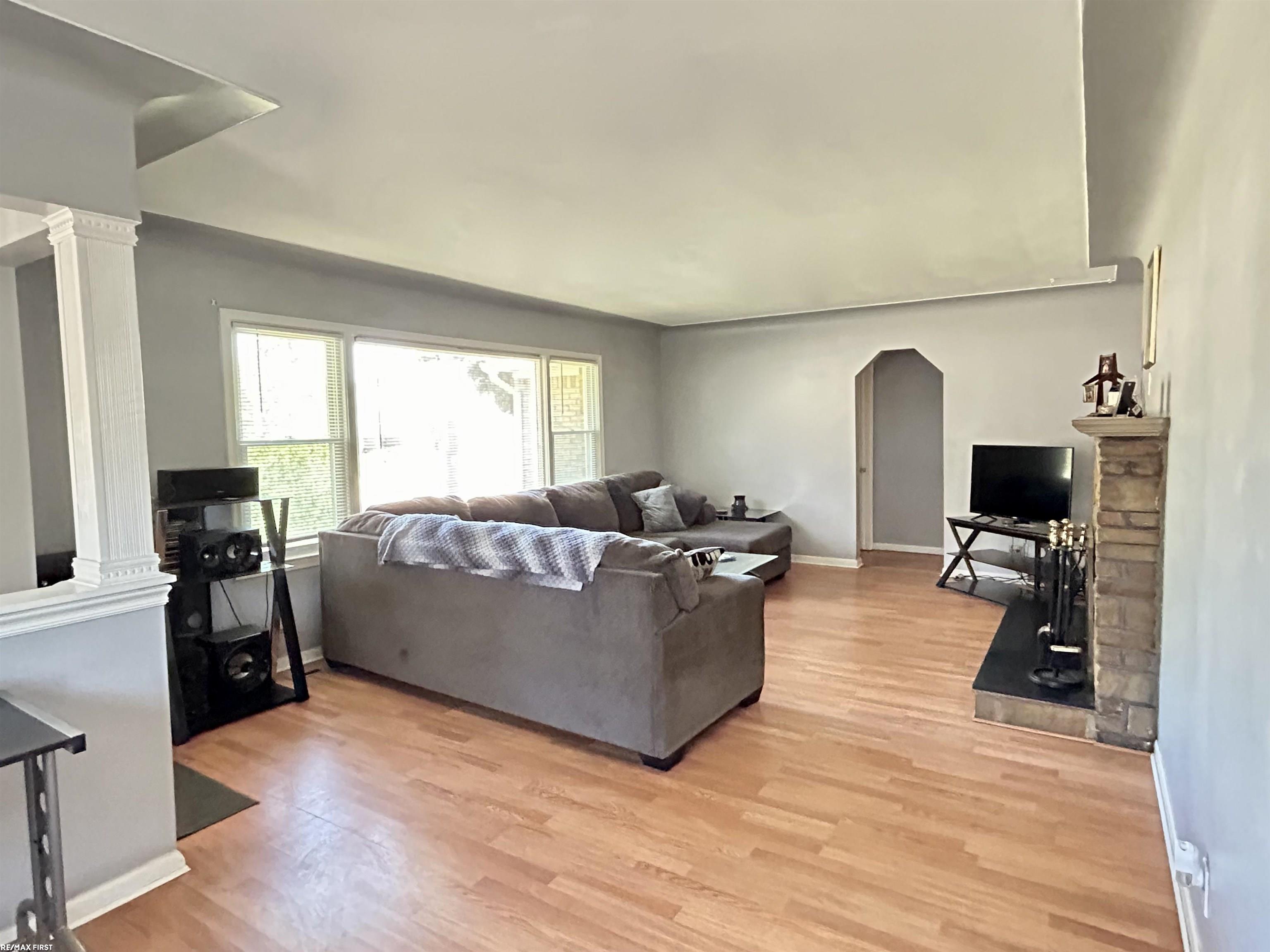 8694 Stephens Road Warren, MI 48089 - Photo 5 of 29 50156489-cec7fc35-ede4-4893-b3be-4ffbcfb7533c.JPG