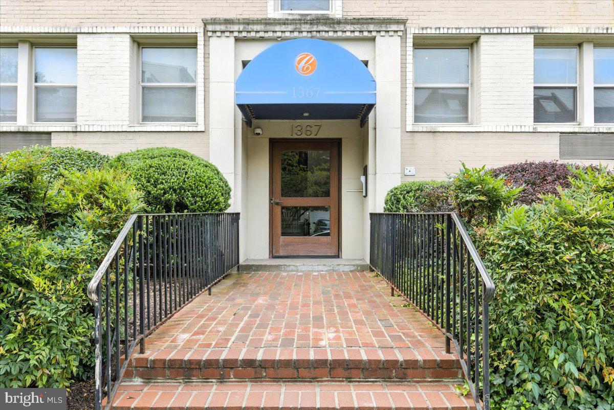 1367 K Street Southeast, Unit B Washington, DC 20003 - Photo 2 of 21 Front entryway