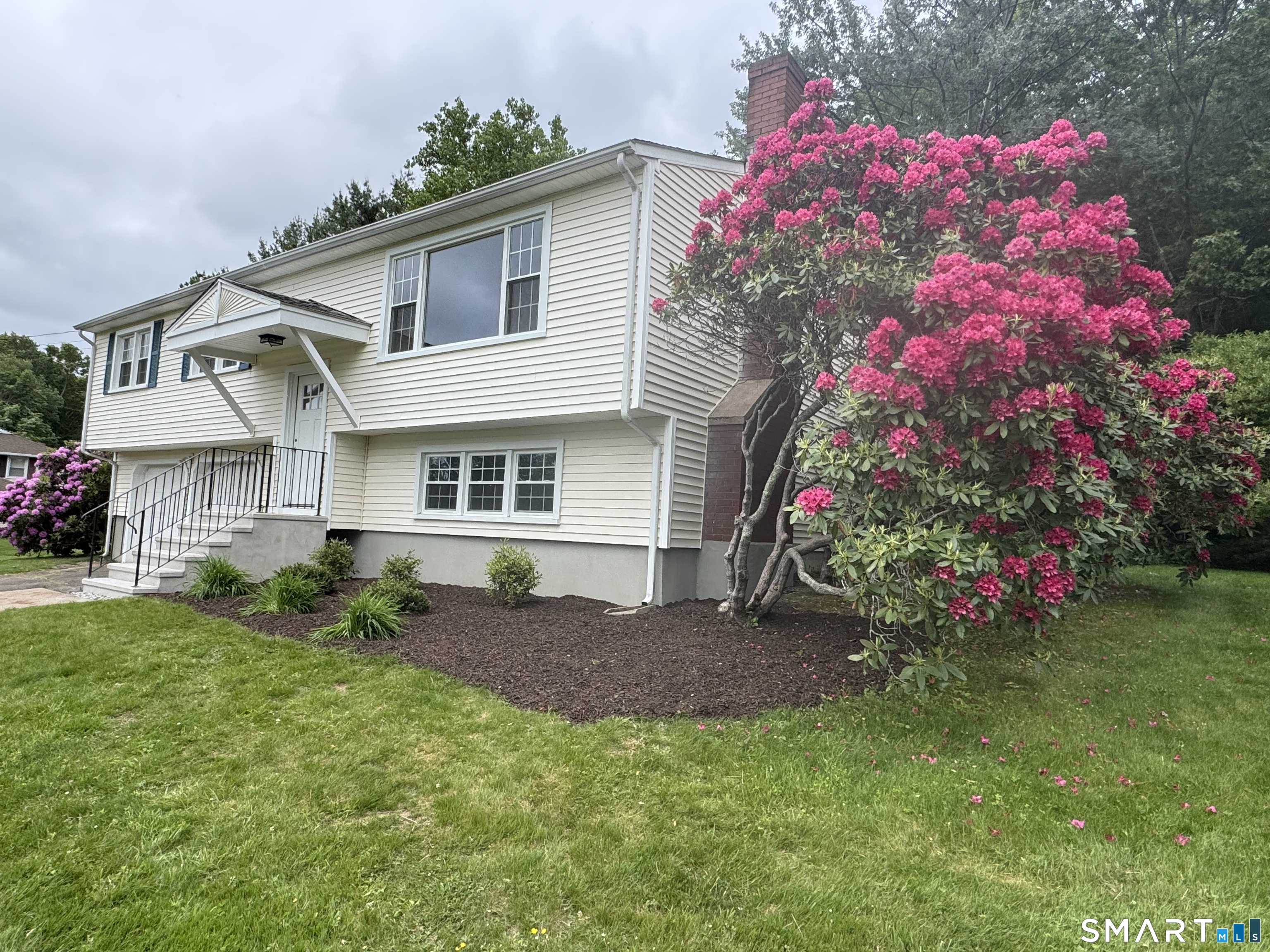 210 Cloudland Road North Haven, CT 06473 - Photo 2 of 40
