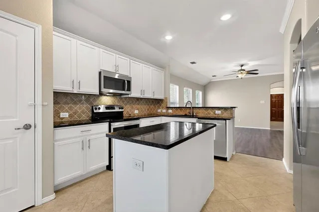 $1,950 | 520 Cheyenne Drive, Aubrey, TX 76227