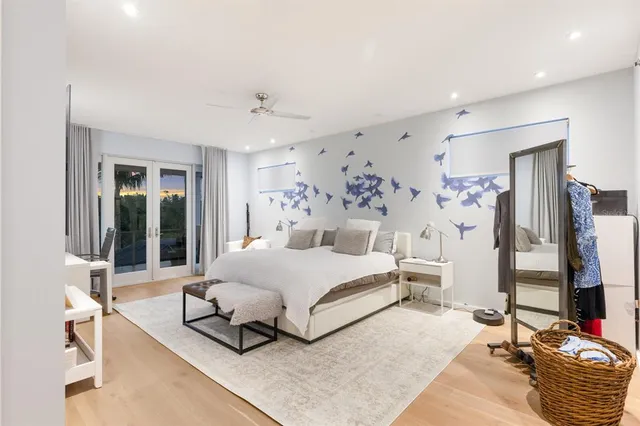a en suite bathroom with a double vanity sink and mirror