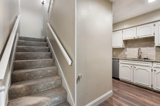 a view of entryway and kitchen