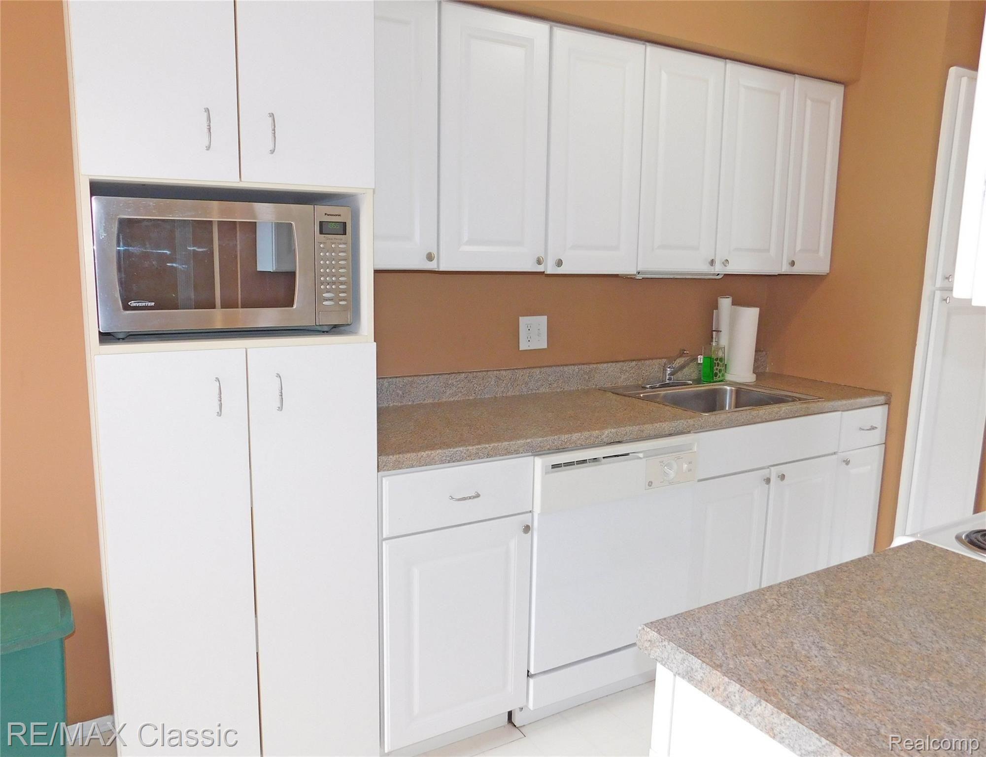 32121 West 12 Mile Road, Unit 8L Farmington, MI 48334 - Photo 6 of 17 12 mile kit 3.jpg