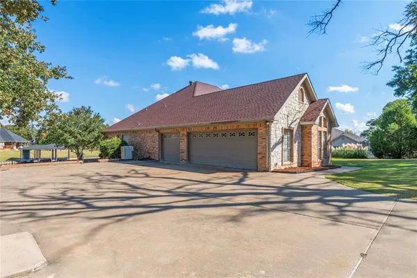 $949,000 | 180 Surls Drive, Mabank, TX 75156