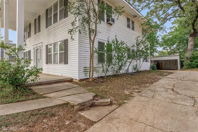a view of a house with backyard and garden