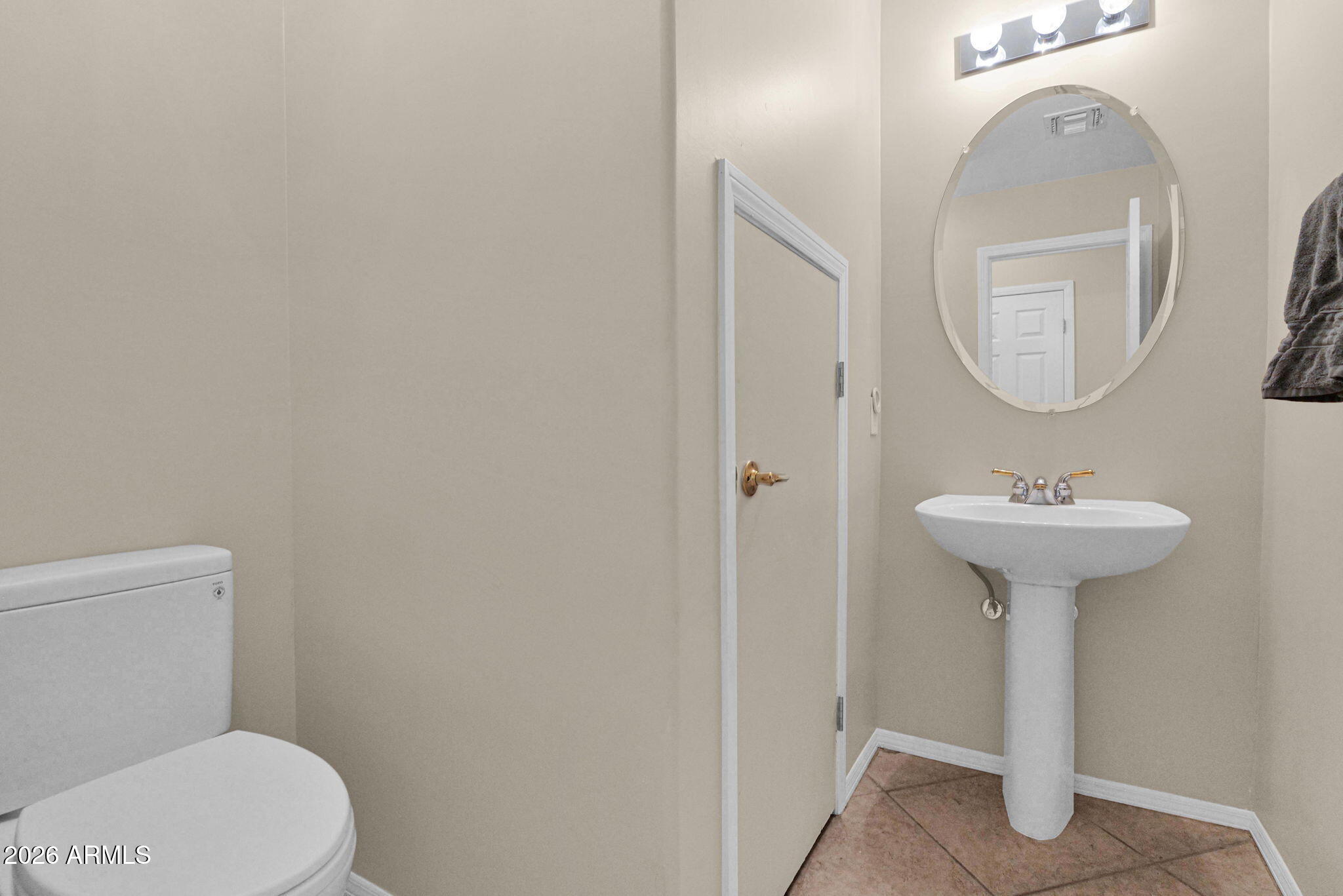 1024 East Frye Road, Unit 1092 Phoenix, AZ 85048 - Photo 15 of 35 a bathroom with a sink toilet and a mirror