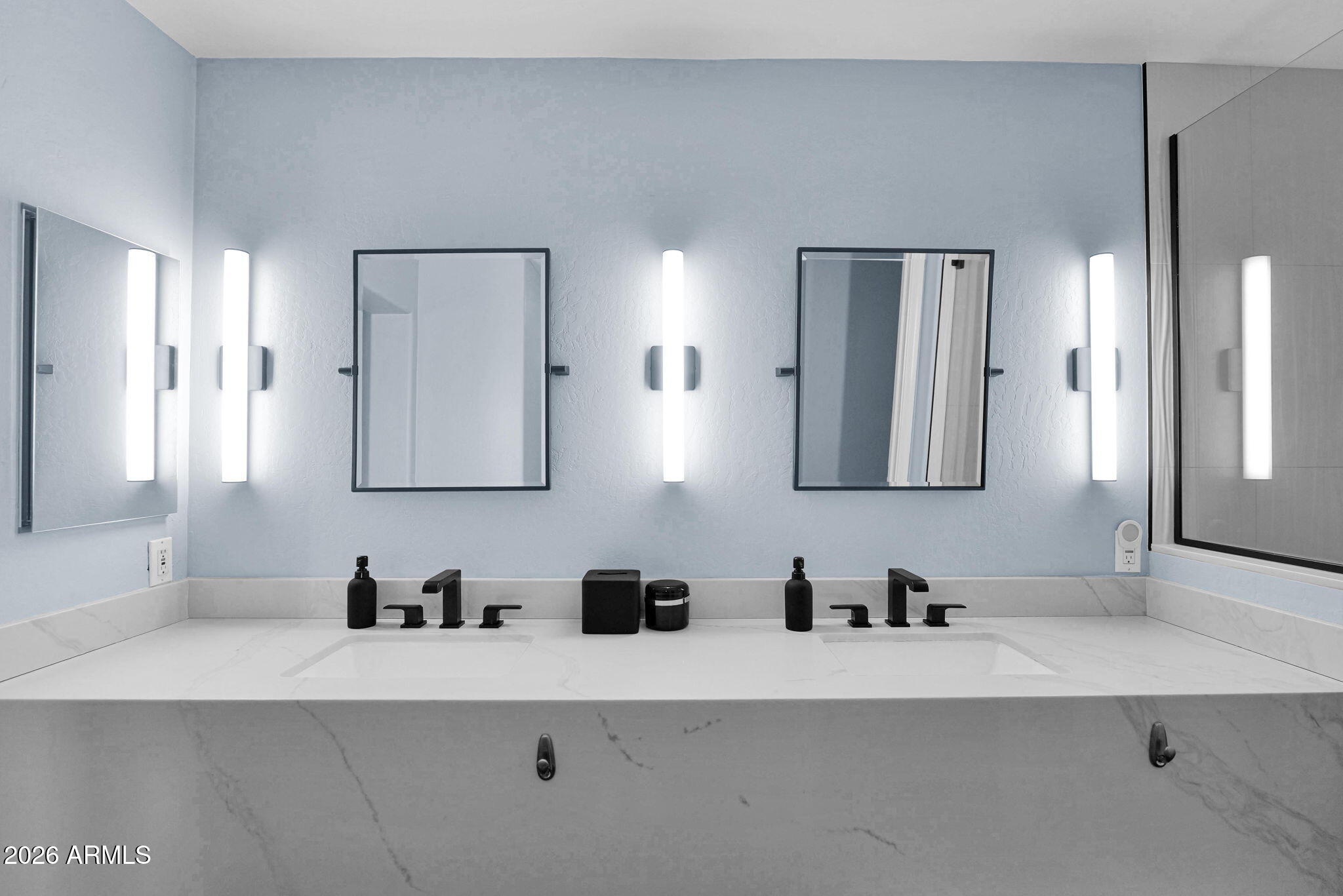 1024 East Frye Road, Unit 1092 Phoenix, AZ 85048 - Photo 21 of 35 a bathroom with double vanity sinks and a mirror