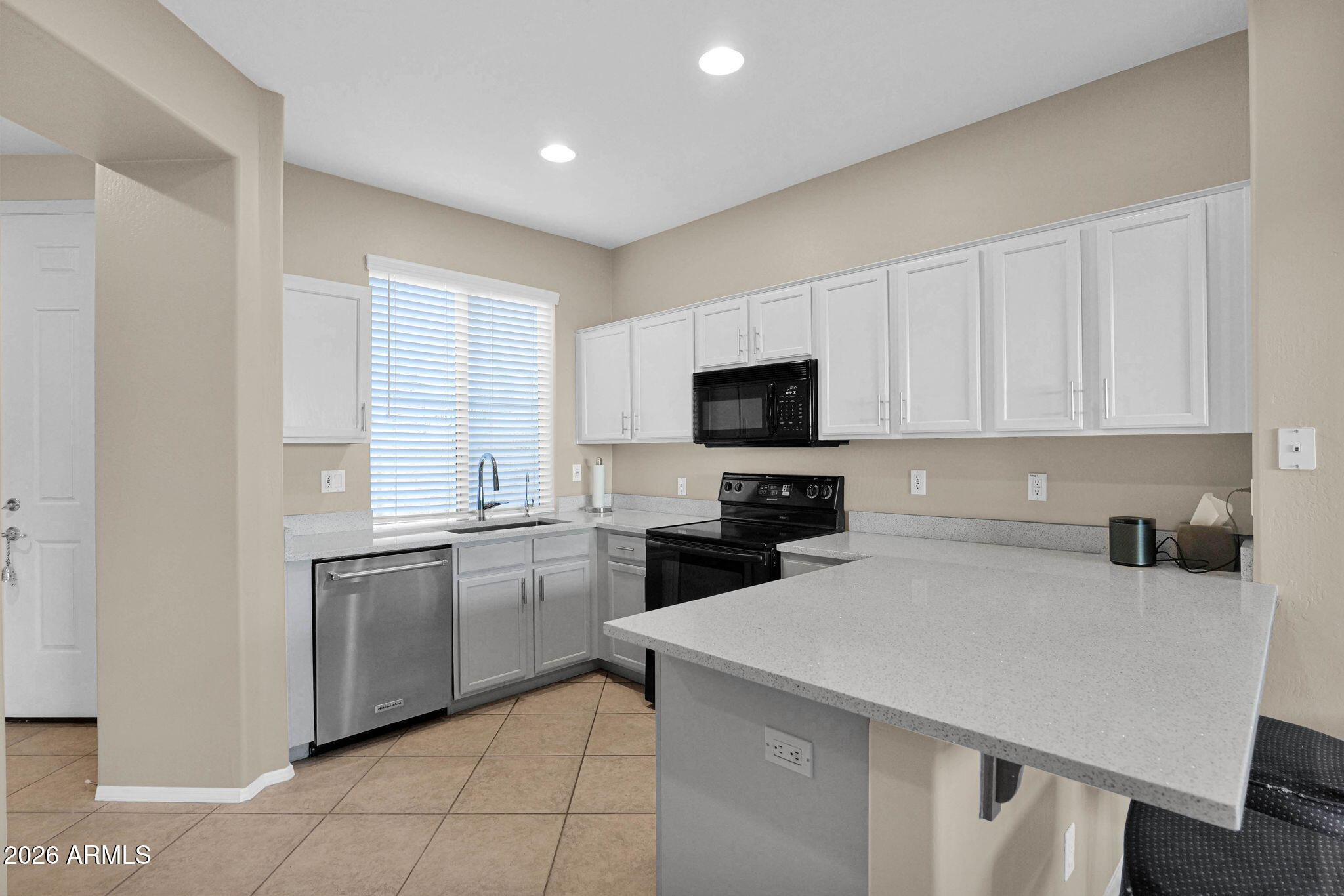 1024 East Frye Road, Unit 1092 Phoenix, AZ 85048 - Photo 9 of 35 a kitchen with sink a microwave and cabinets