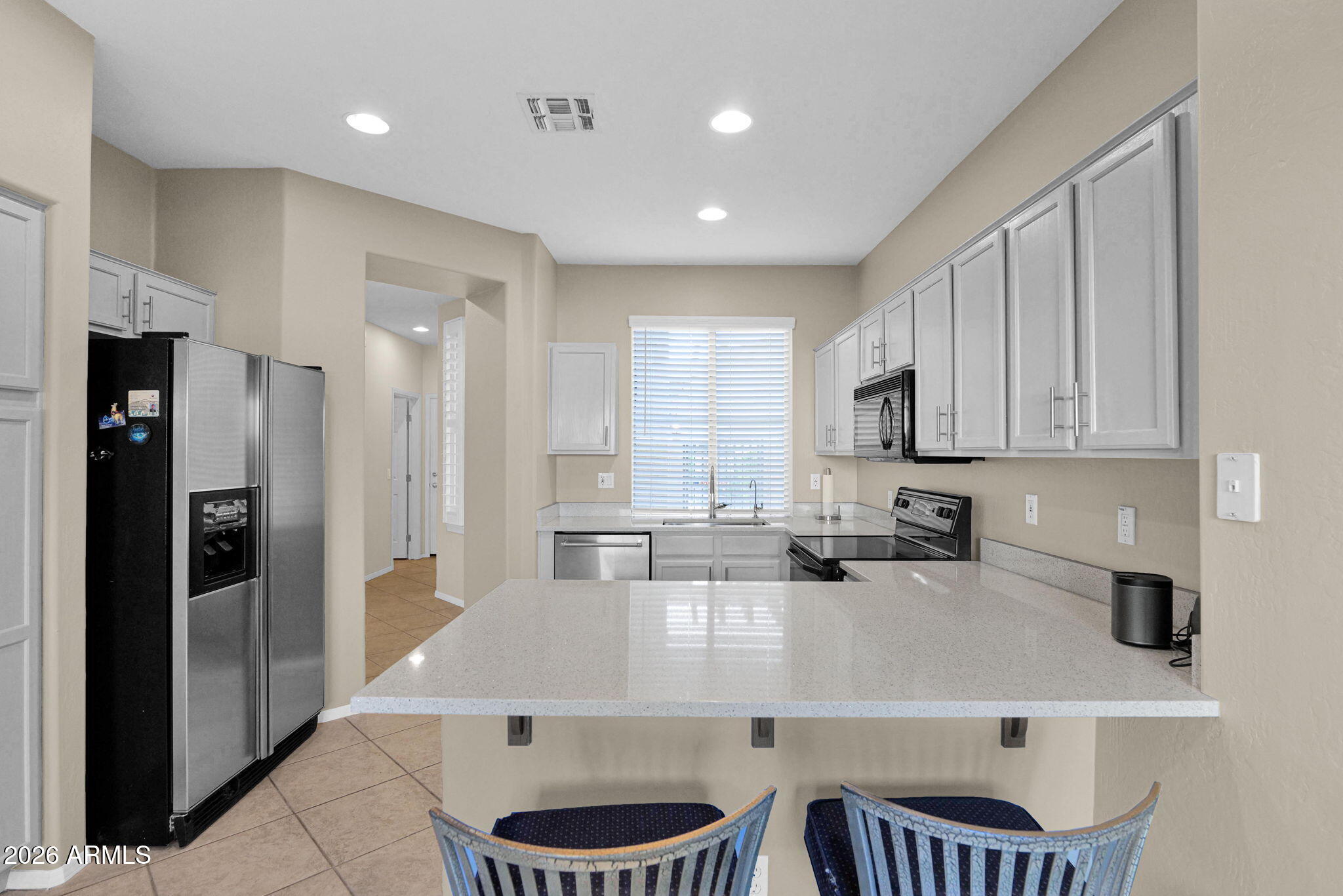 1024 East Frye Road, Unit 1092 Phoenix, AZ 85048 - Photo 10 of 35 a kitchen with kitchen island a sink a refrigerator and a stove