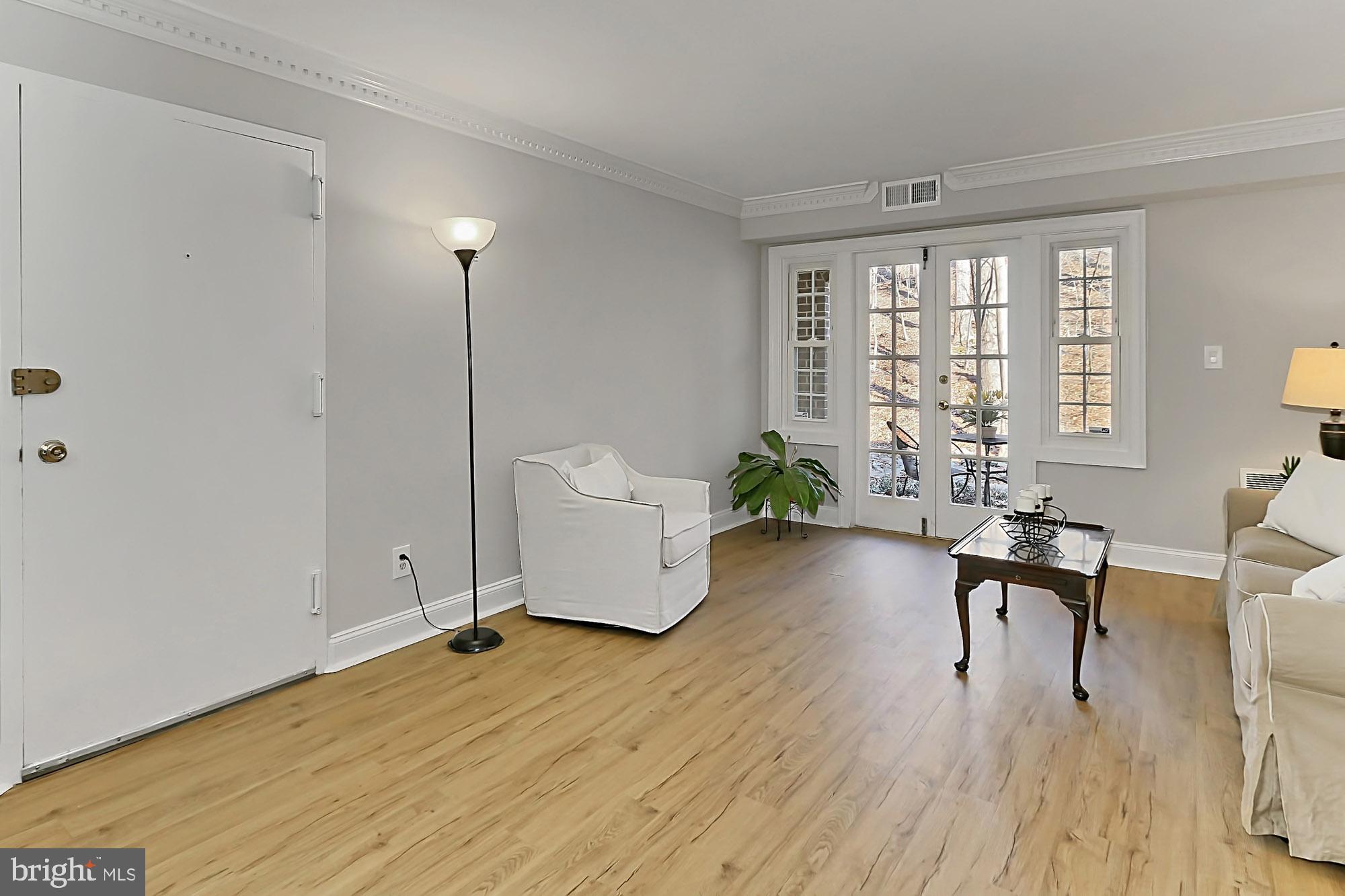 5905 Noblestown Road, Unit L Springfield, VA 22152 - Photo 5 of 49 Living room
