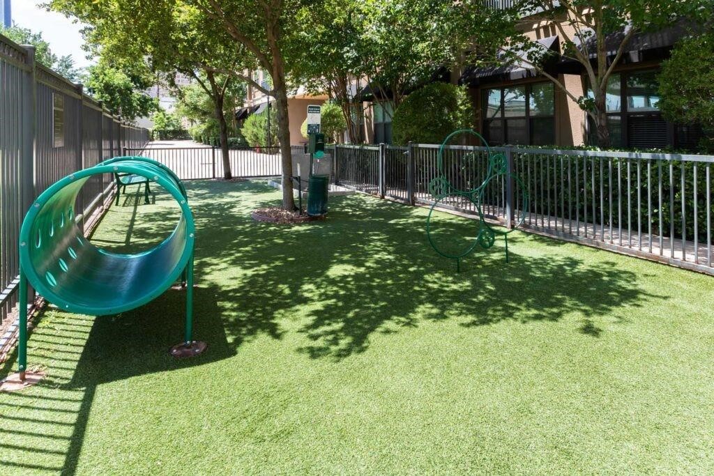 2525 McCue Road, Unit 535 Houston, TX 77056 - Photo 13 of 16 a backyard of a house with table and chairs