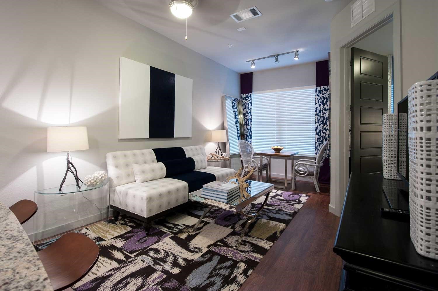 2525 McCue Road, Unit 535 Houston, TX 77056 - Photo 7 of 16 a living room with furniture and a lamp