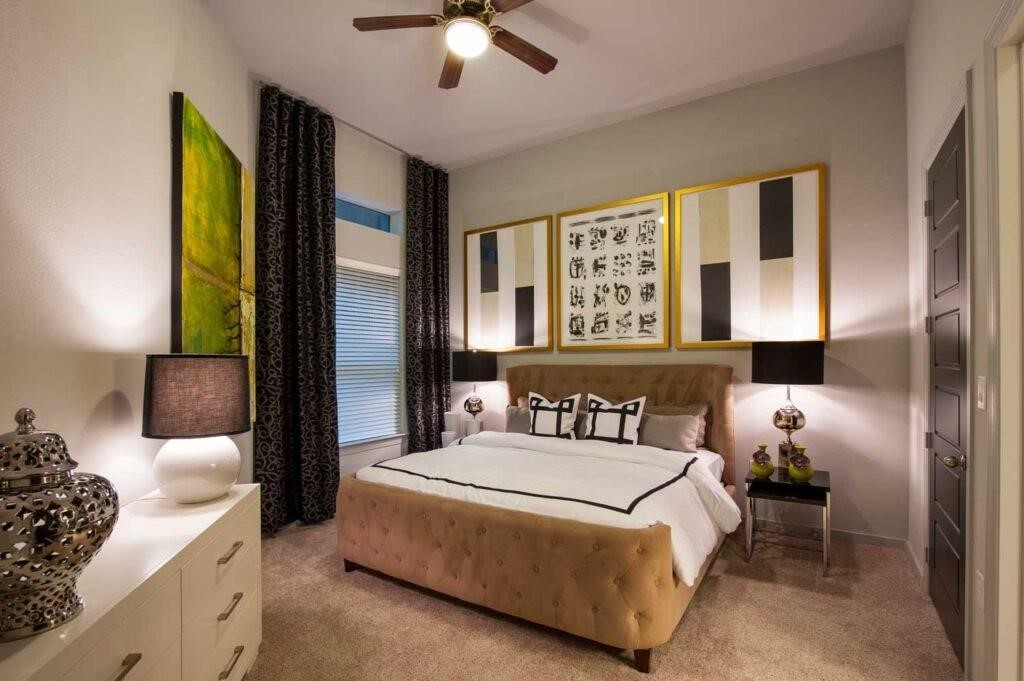 2525 McCue Road, Unit 535 Houston, TX 77056 - Photo 8 of 16 a spacious bedroom with a bed and a chandelier