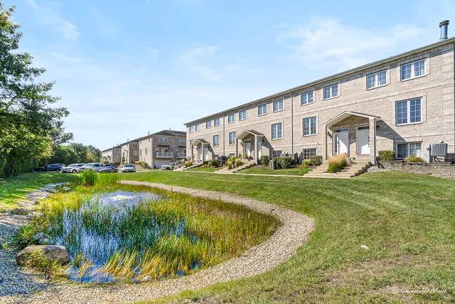 $429,000 | 183 East River Road, Unit F4, Des Plaines, IL 60016