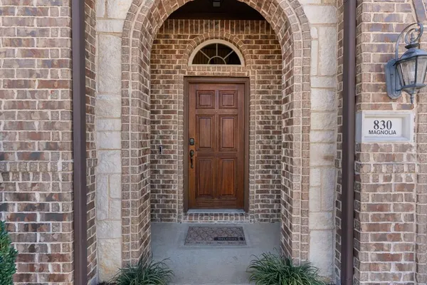 a view of entryway with a bathroom