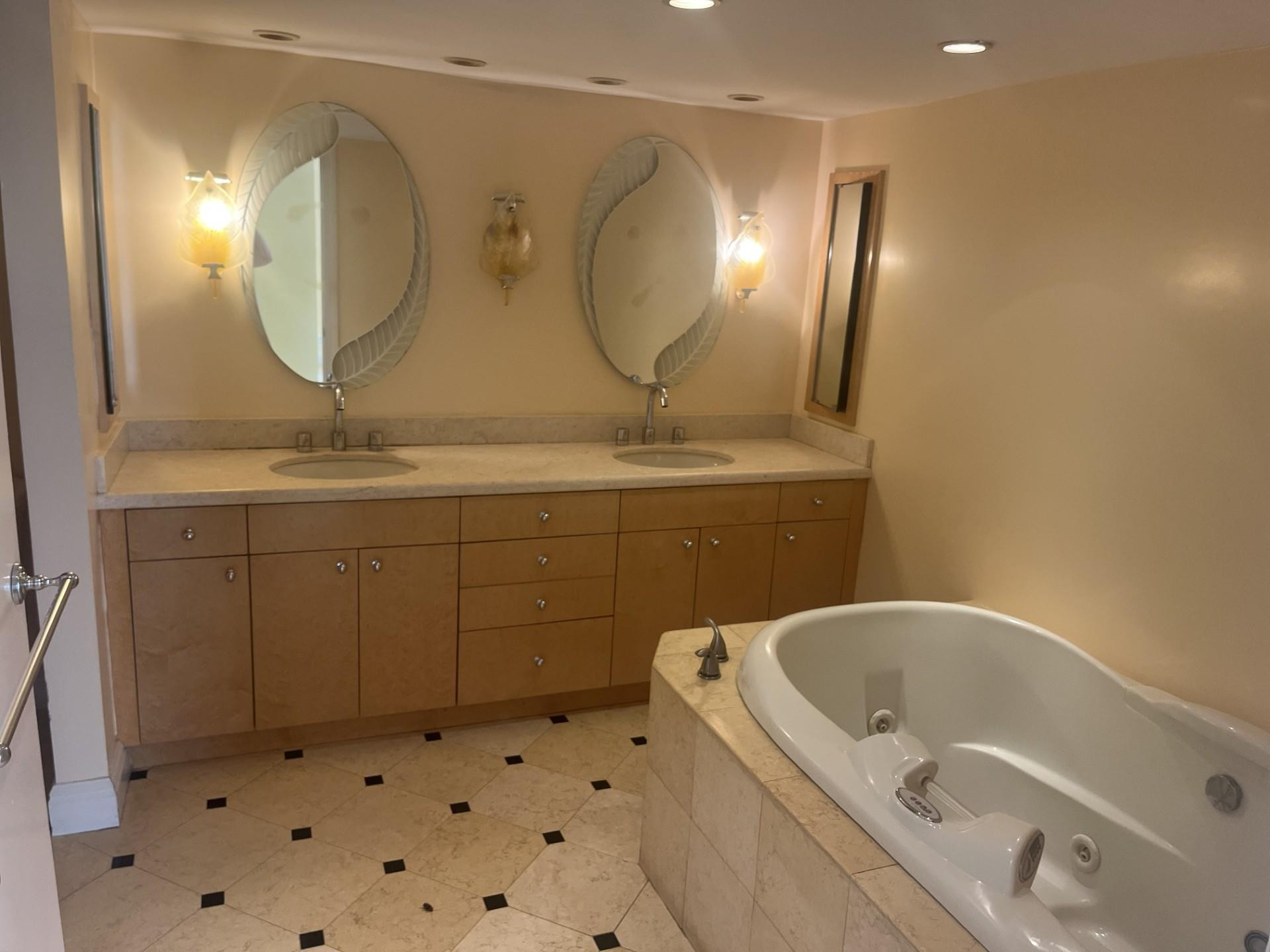 19667 Turnberry Way, Unit 4J Miami, FL 33180 - Photo 12 of 14 PRIMARY BATHROOM