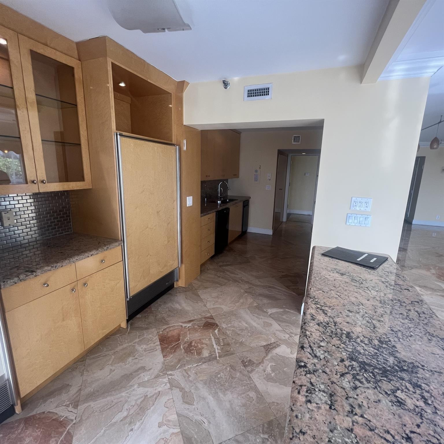 19667 Turnberry Way, Unit 4J Miami, FL 33180 - Photo 7 of 14 KITCHEN