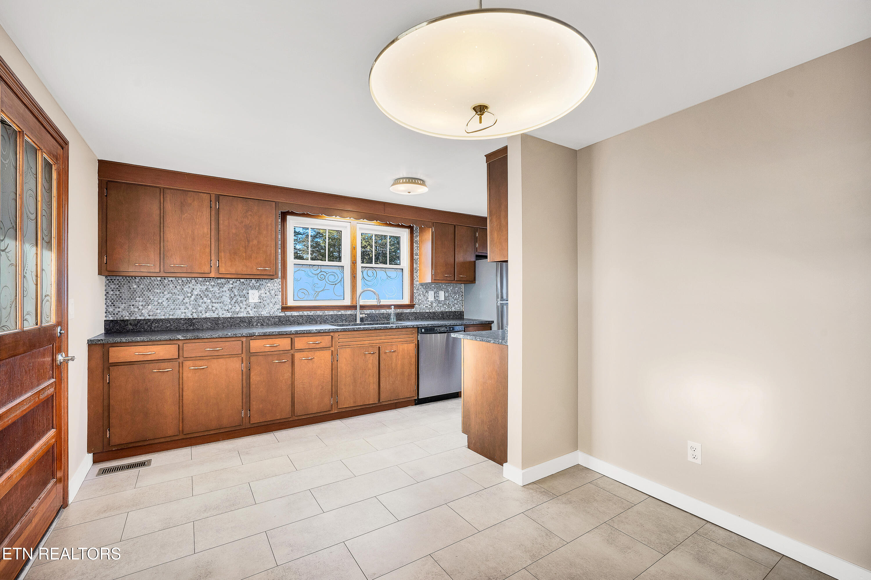 2919 Montvale Road Maryville, TN 37803 - Photo 14 of 45 DINING LOOKING INTO KITCHEN