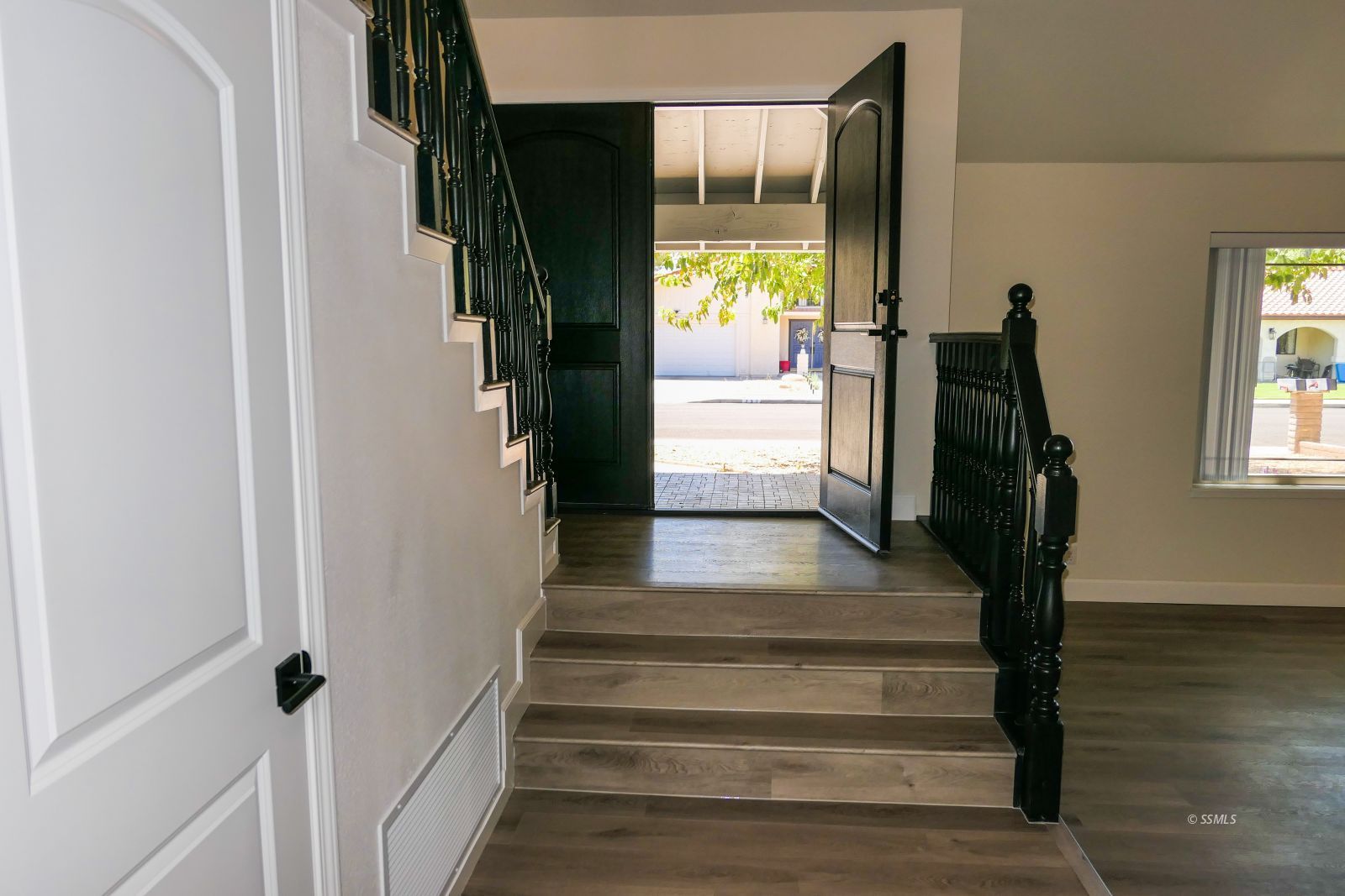 736 West Howell Avenue Ridgecrest, CA 93555 - Photo 28 of 50 a view of entryway and hall with wooden floor