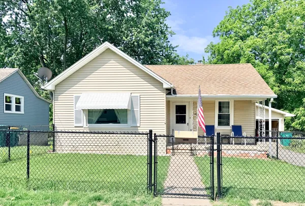 a view of a house with a backyard