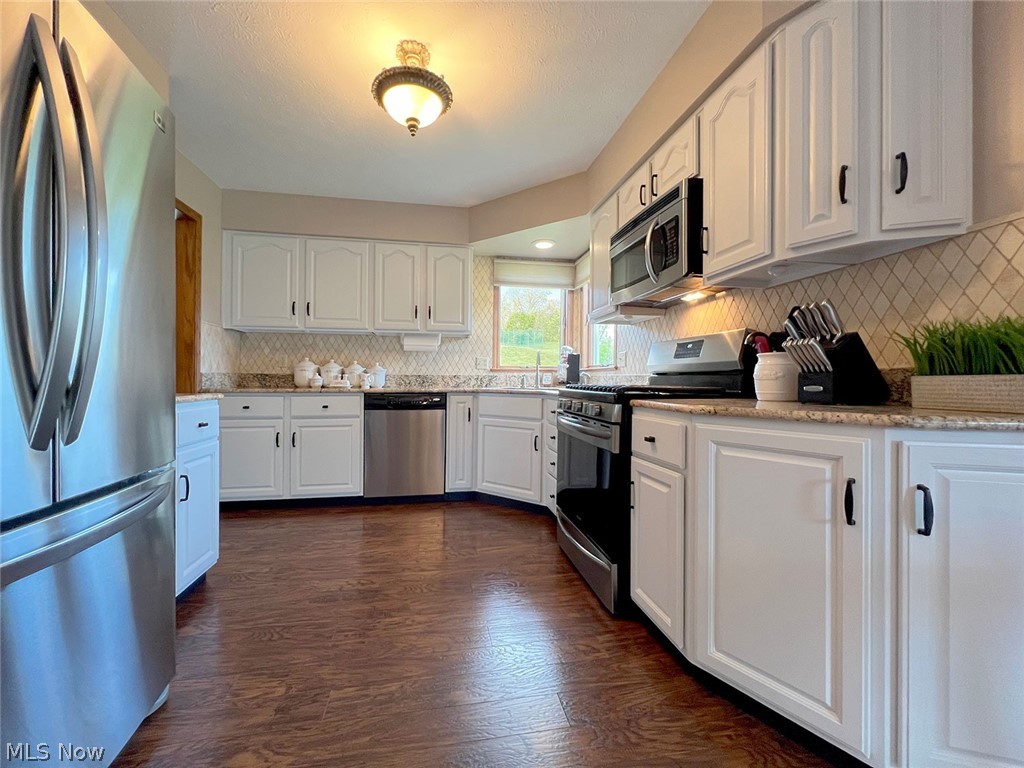 1171 Vermilion Road Vermilion, OH 44089 - Photo 6 of 32 Kitchen with granite countertops