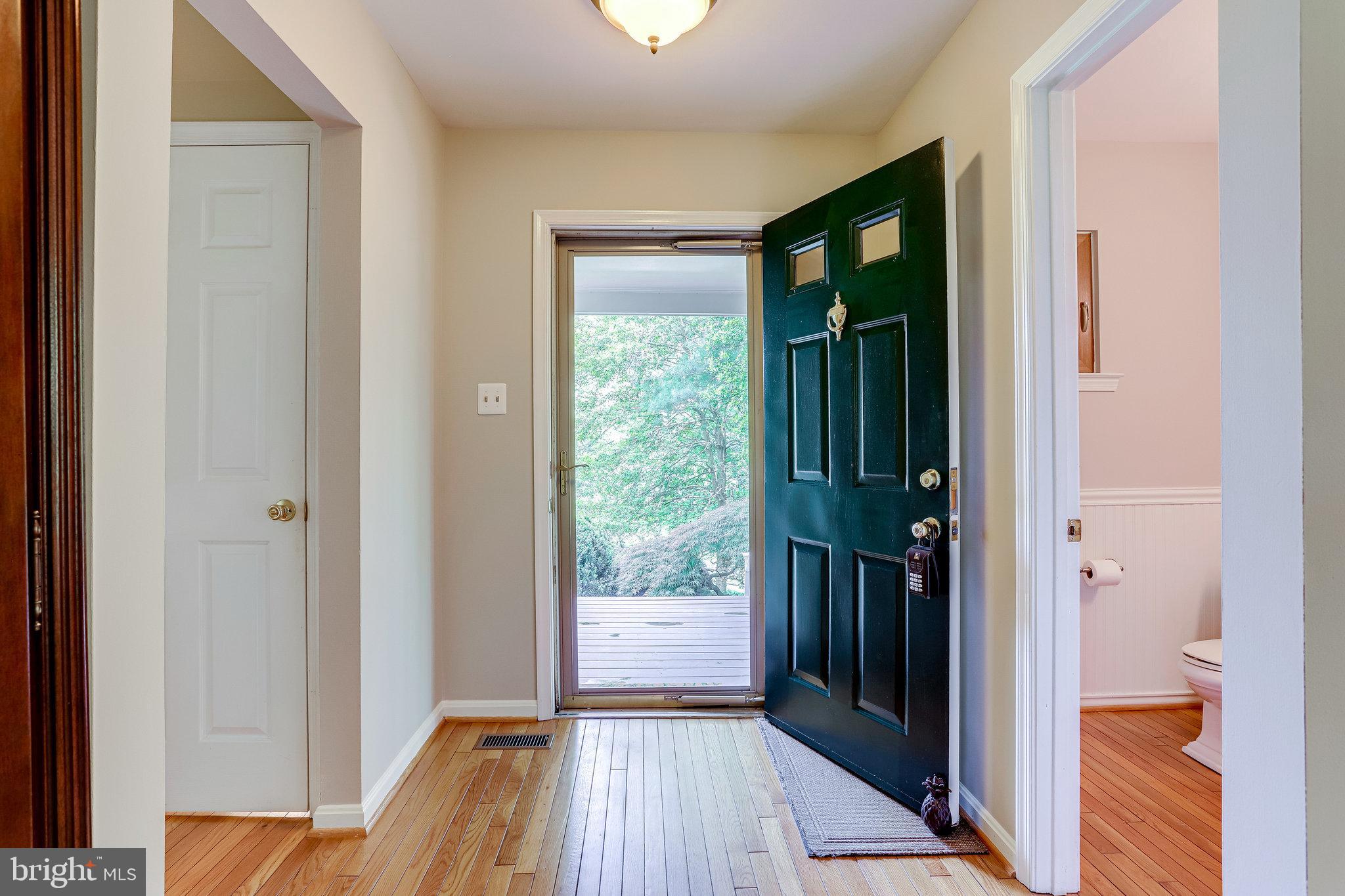 1216 Bishopsgate Way Reston, VA 20194 - Photo 3 of 48 Entrance / Foyer