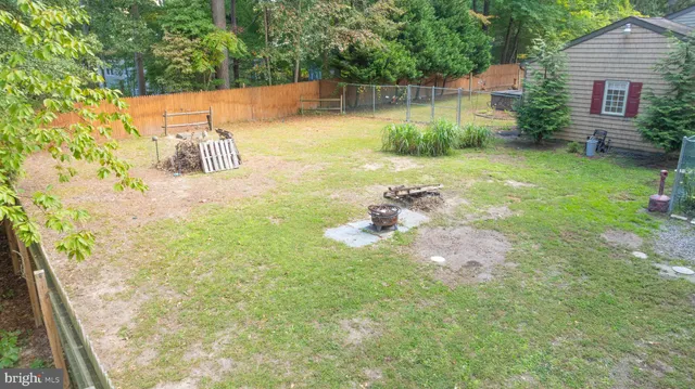 a view of a house with backyard