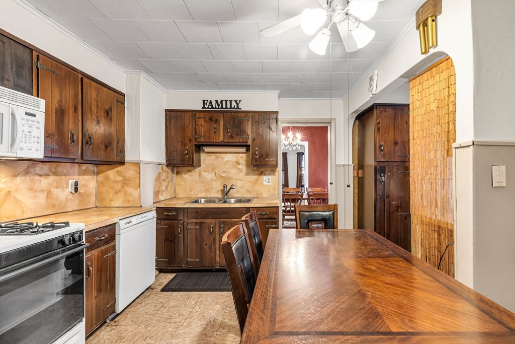 18 Wendell Place Springfield, MA 01105 - Photo 8 of 42