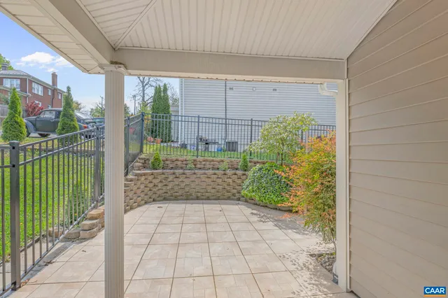 a view of a back yard