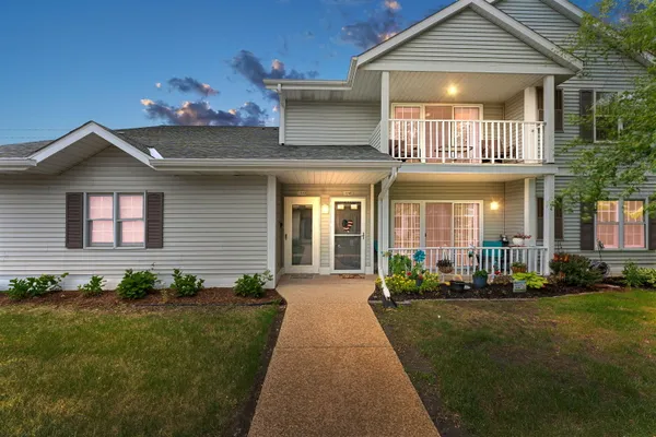 $295,000 | 104 Bur Oak Lane, Unit D, Grafton, WI 53024