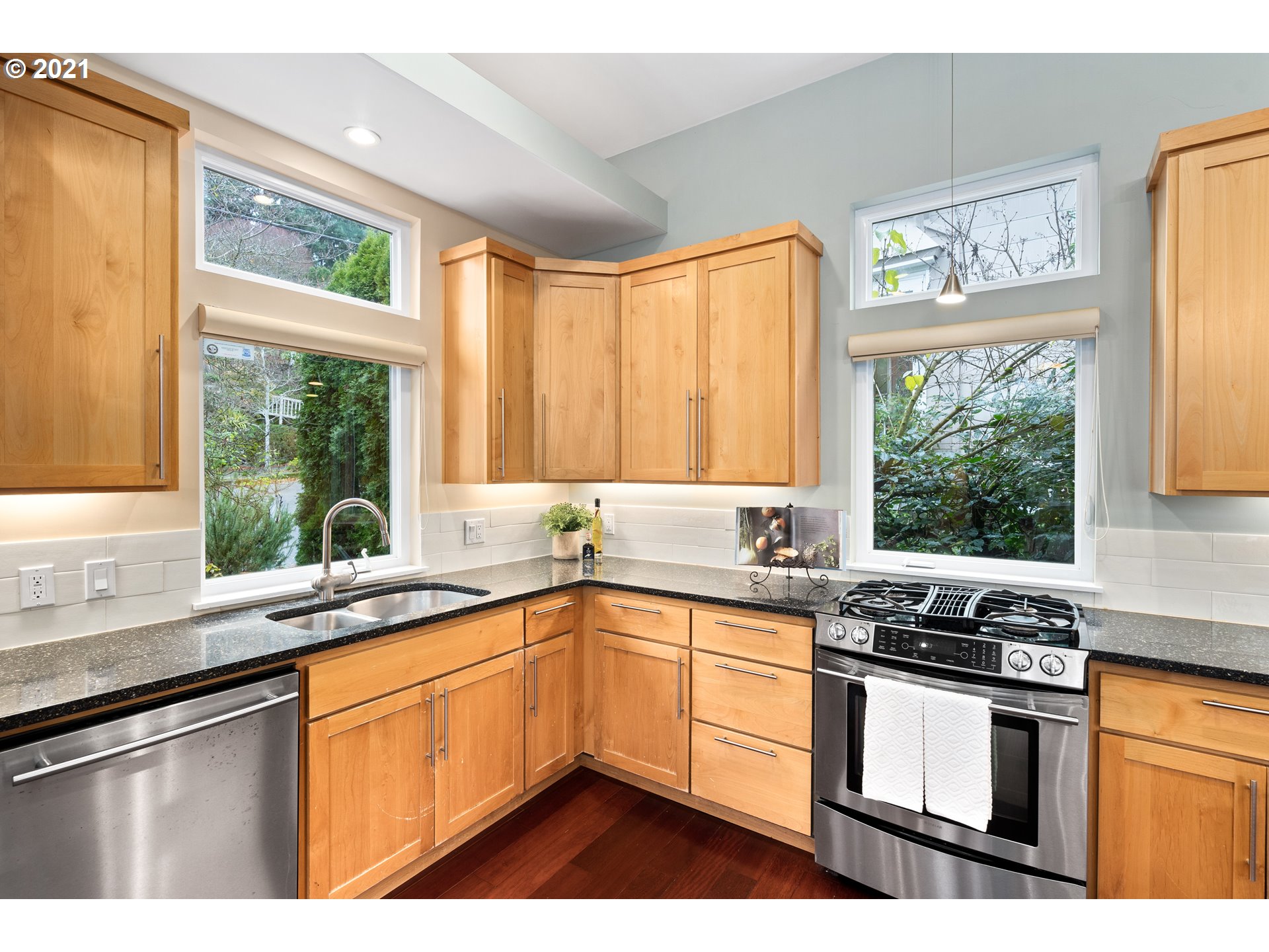 4242 Southwest Condor Avenue Portland, OR 97239 - Photo 12 of 30 Gallery Image 12