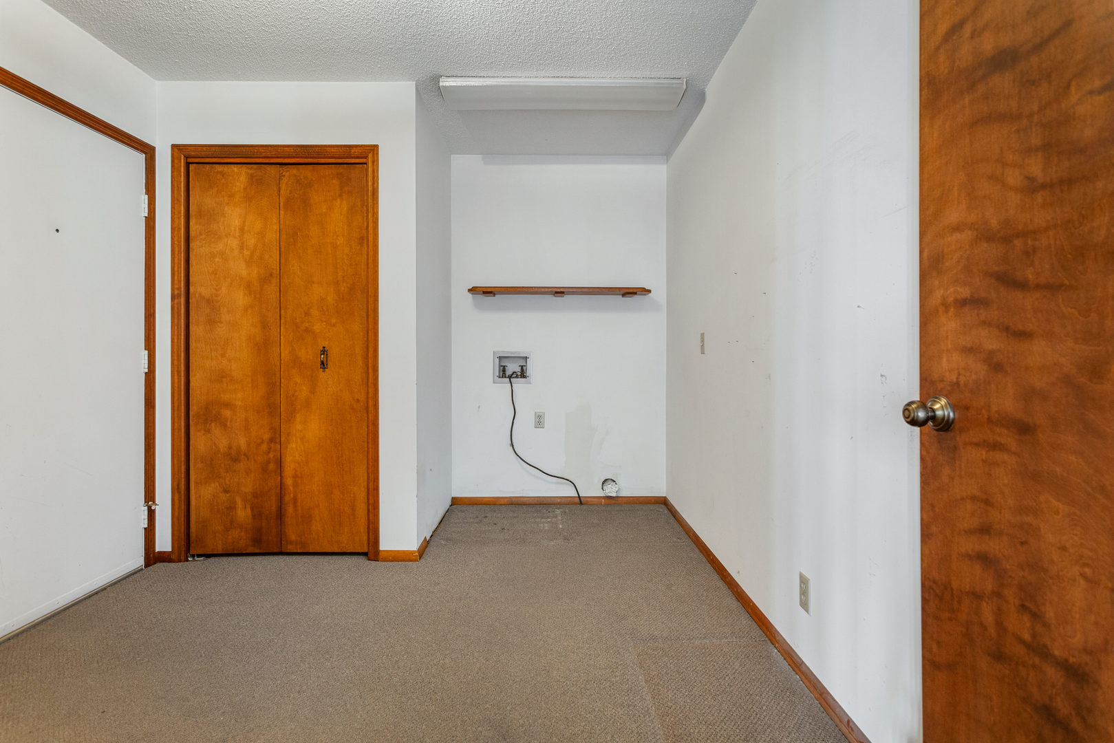 614 South Irving Street Monticello, IL 61856 - Photo 24 of 36 an empty room with mirror