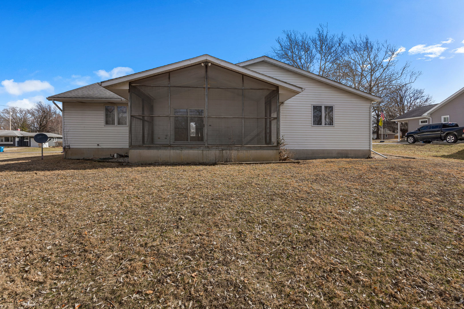 614 South Irving Street Monticello, IL 61856 - Photo 32 of 36 a front view of a house with a yard