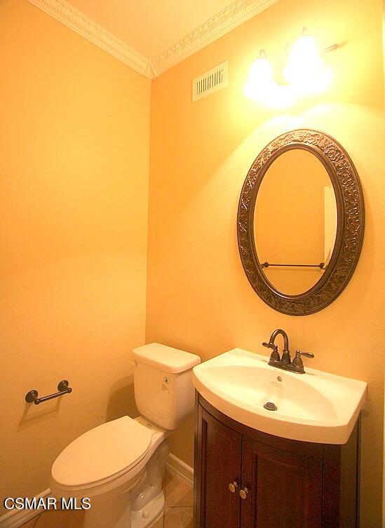 276 Chantilly Circle Simi Valley, CA 93065 - Photo 10 of 25 a bathroom with a sink mirror and toilet