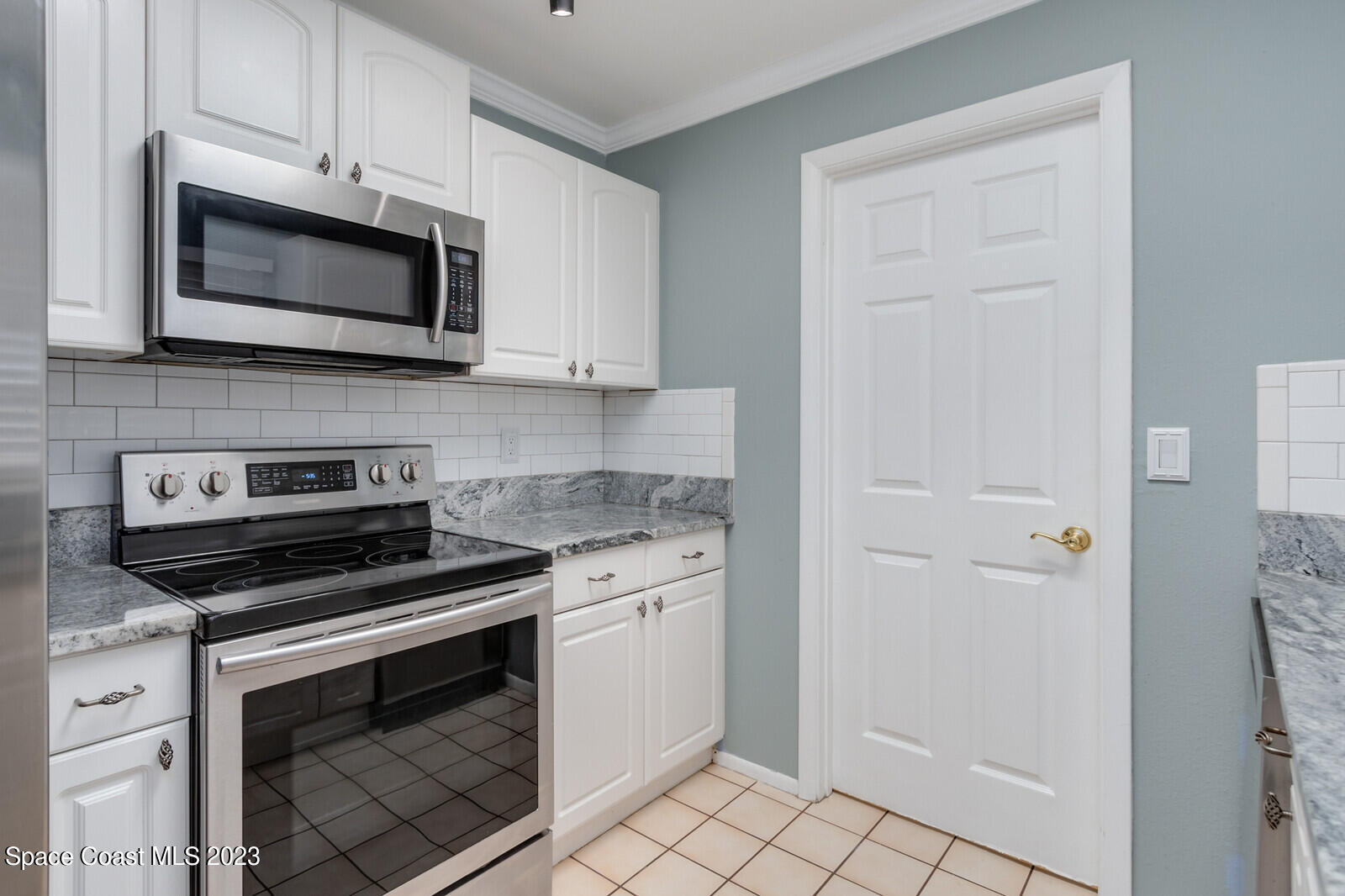 3229 Marshall Drive Melbourne, FL 32901 - Photo 13 of 36 a kitchen with a stove and a microwave