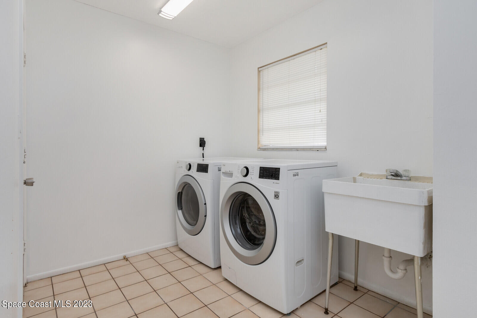 3229 Marshall Drive Melbourne, FL 32901 - Photo 24 of 36 a utility room with dryer and washer