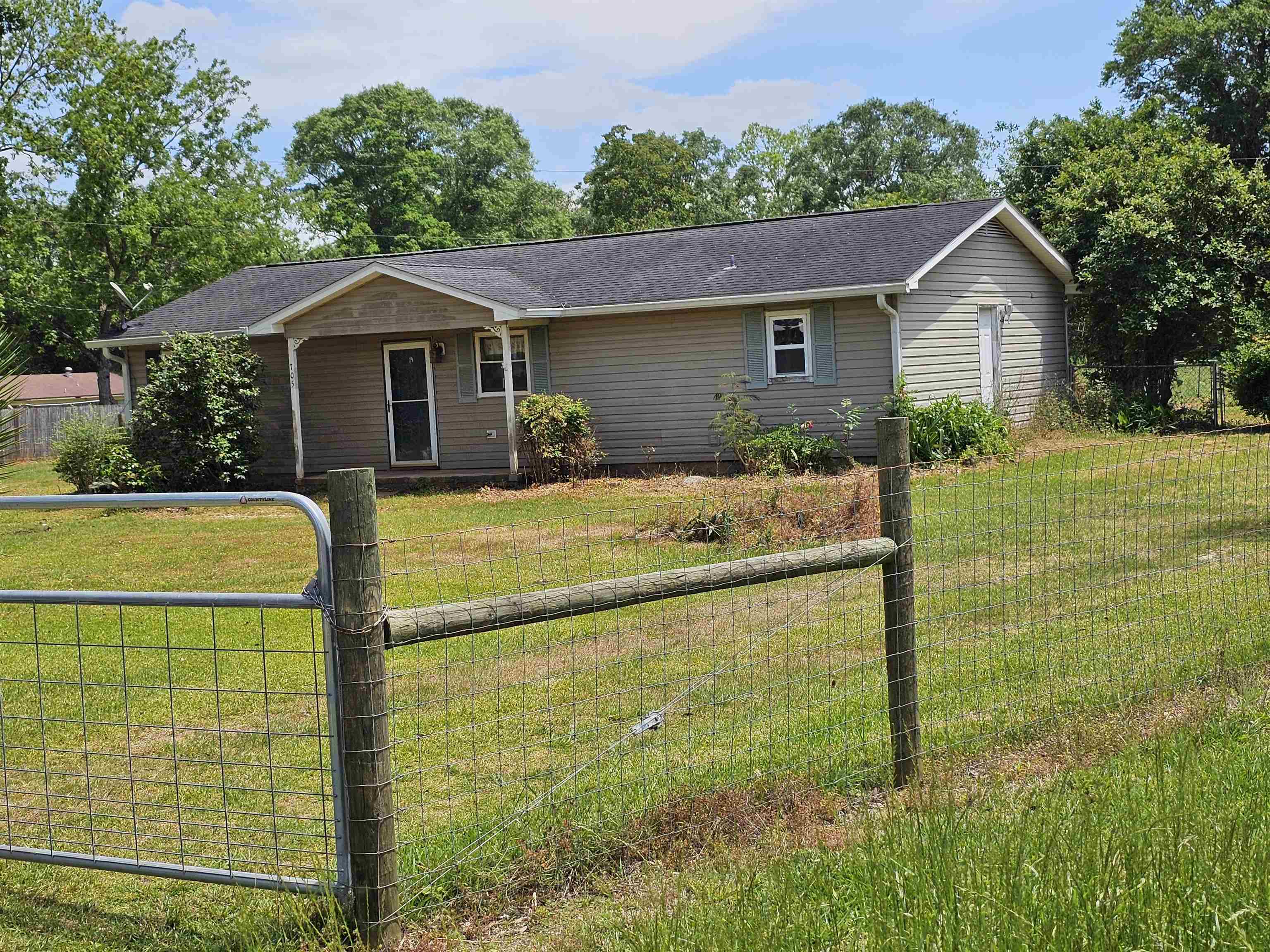705 West Railroad Street Bay Minette, AL 36507 - Photo 1 of 2