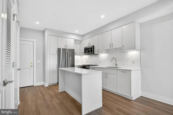 $2,950 | 811 South Columbus Street, Unit 206, Alexandria, VA 22314