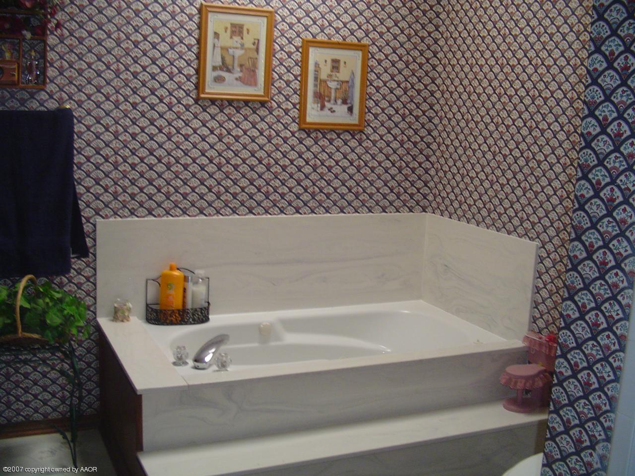 4202 Rondo Avenue Amarillo, TX 79110 - Photo 8 of 14 a bathroom with a bathtub