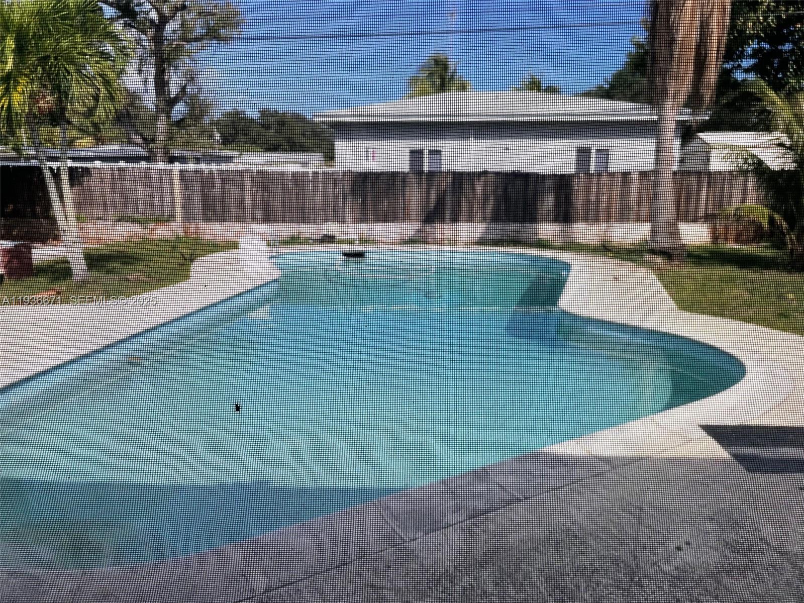 115 Virginia Road, Unit 115 Hollywood, FL 33023 - Photo 8 of 12 a view of a small yard